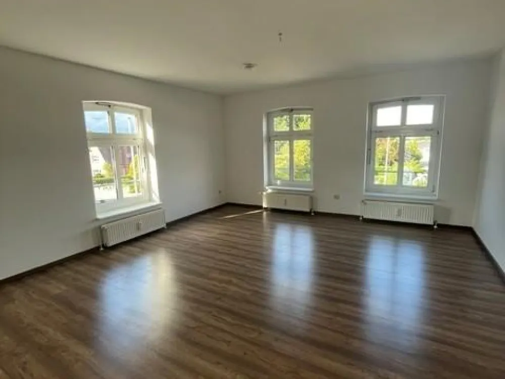 gepflegte Wohnung mit großem Balkon im Landgebiet zu vermieten !