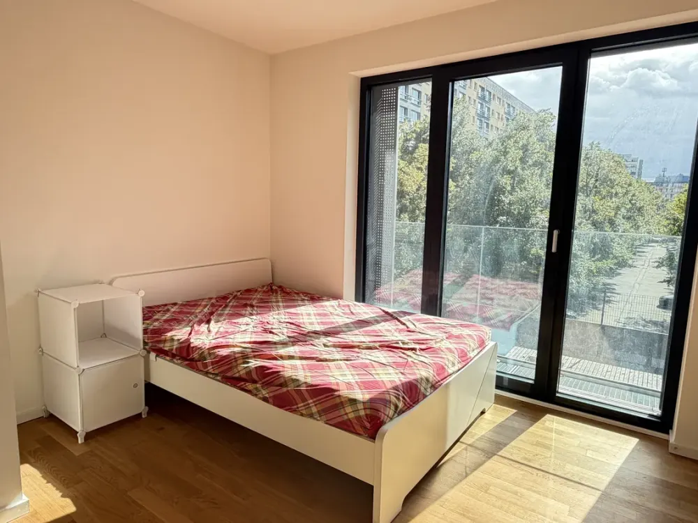 Helle möblierte 1,5-Zimmer-Wohnung mit bodentiefen Fenstern in Berlin-Mitte