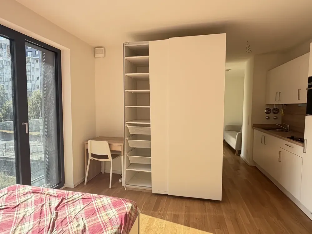 Helle möblierte 1,5-Zimmer-Wohnung mit bodentiefen Fenstern in Berlin-Mitte