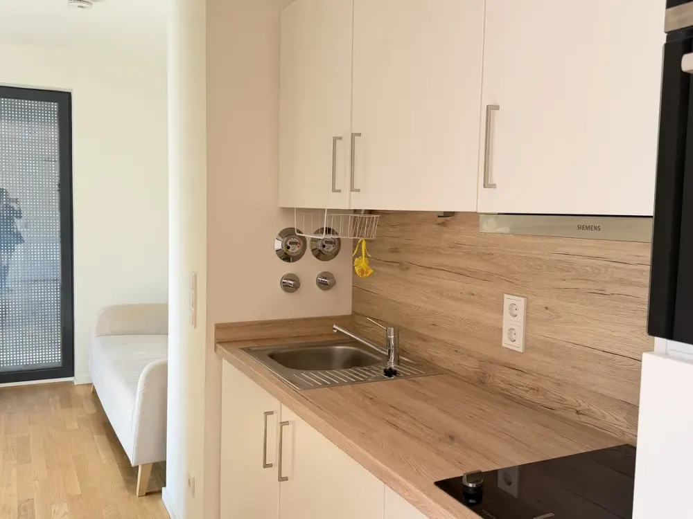 Helle möblierte 1,5-Zimmer-Wohnung mit bodentiefen Fenstern in Berlin-Mitte