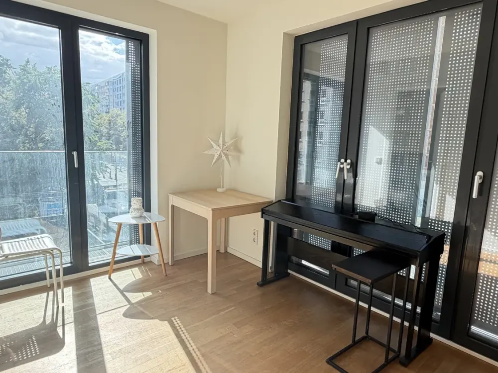 Helle möblierte 1,5-Zimmer-Wohnung mit bodentiefen Fenstern in Berlin-Mitte
