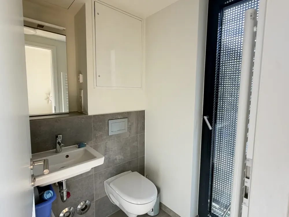Helle möblierte 1,5-Zimmer-Wohnung mit bodentiefen Fenstern in Berlin-Mitte
