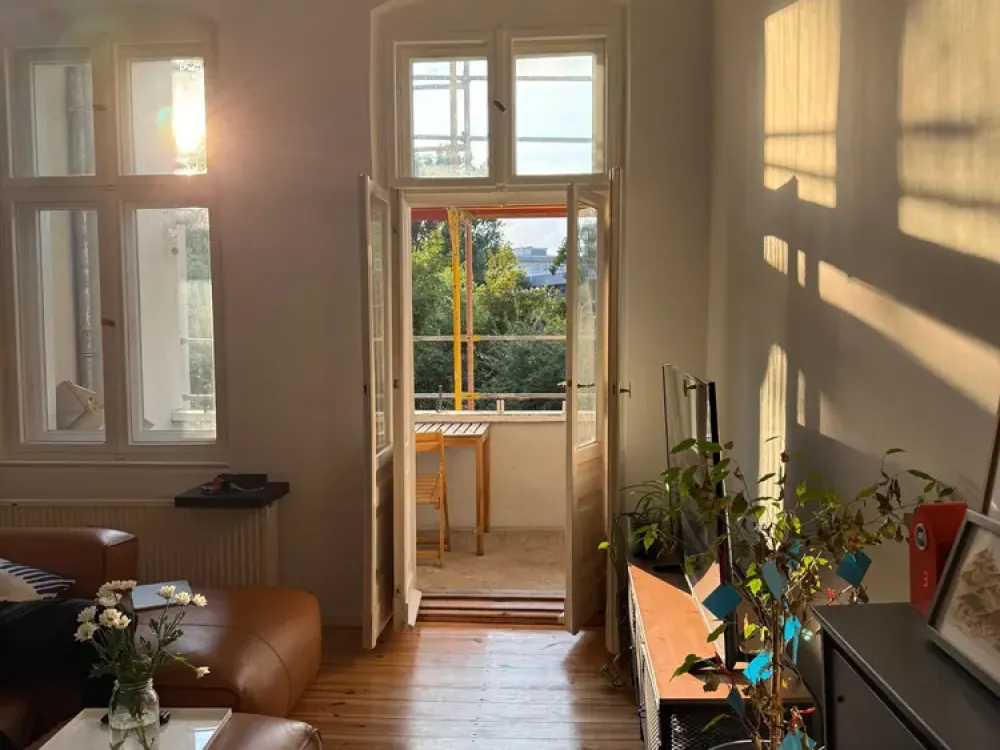 Sonnige renovierte 2-Zi.-Wohnung mit Balkon mitten in Friedrichshain