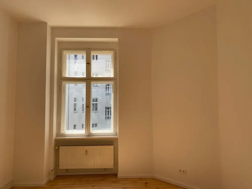 Sonnige renovierte 2-Zi.-Wohnung mit Balkon mitten in Friedrichshain