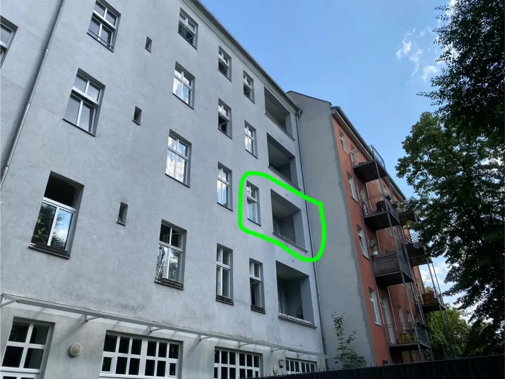 Sonnige renovierte 2-Zi.-Wohnung mit Balkon mitten in Friedrichshain