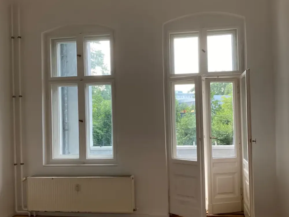 Sonnige renovierte 2-Zi.-Wohnung mit Balkon mitten in Friedrichshain