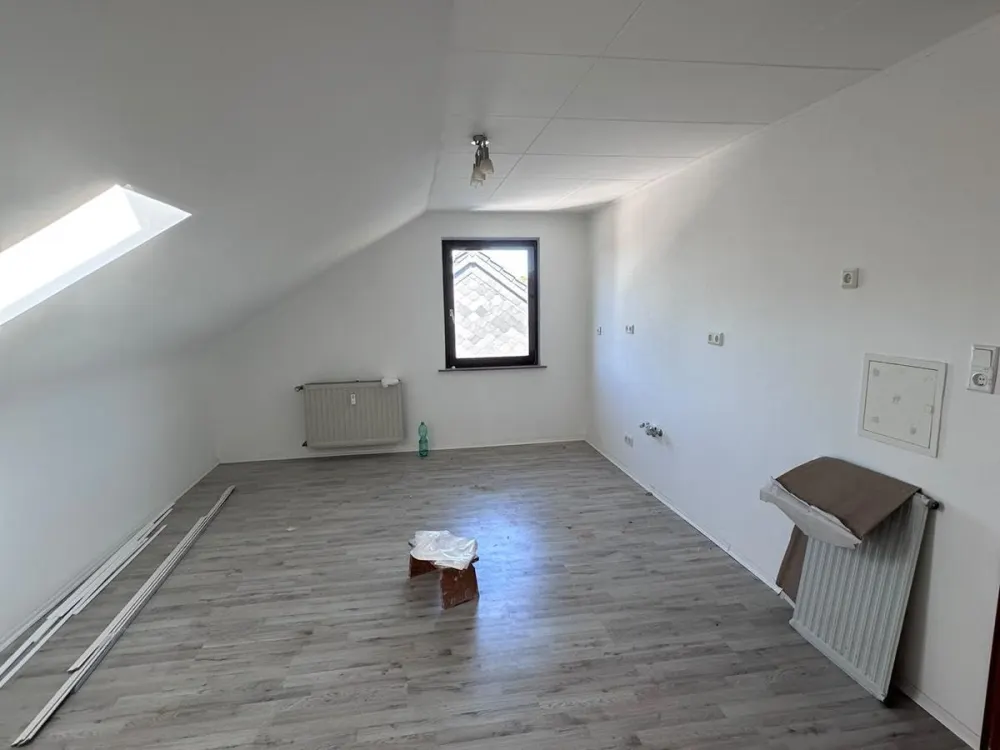 Frisch renovierte 2-Zimmer-Dachgeschosswohnung in ruhiger Lage