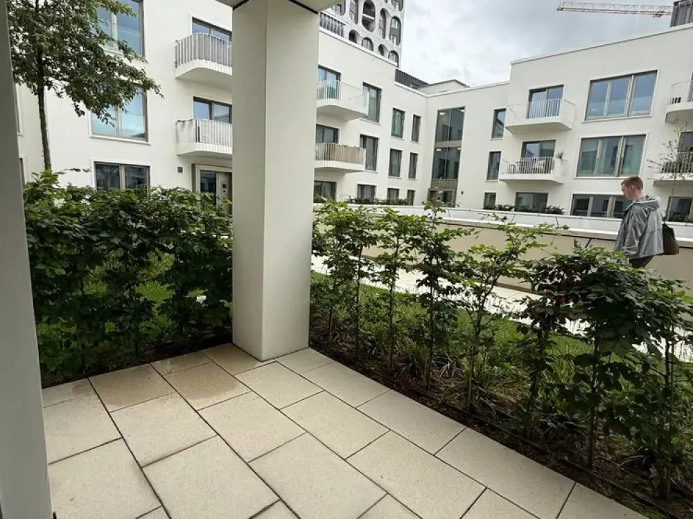 Mödernes möbliertes 1-Zimmer-Apartment mit Terrasse
