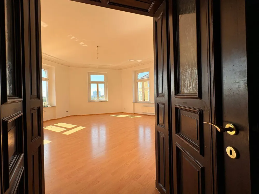 gepflegte 105m²-Wohnung mit Stuck, Wanne, Dusche und Aufzug!