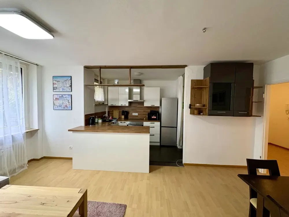 Großes Schlafzimmer (ca. 15 m²) in gepflegter 3er-WG in Erlangen, nur für Frauen