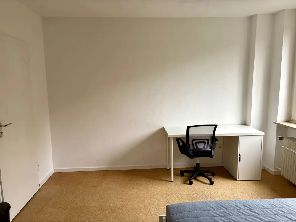 Großes Schlafzimmer (ca. 15 m²) in gepflegter 3er-WG in Erlangen, nur für Frauen