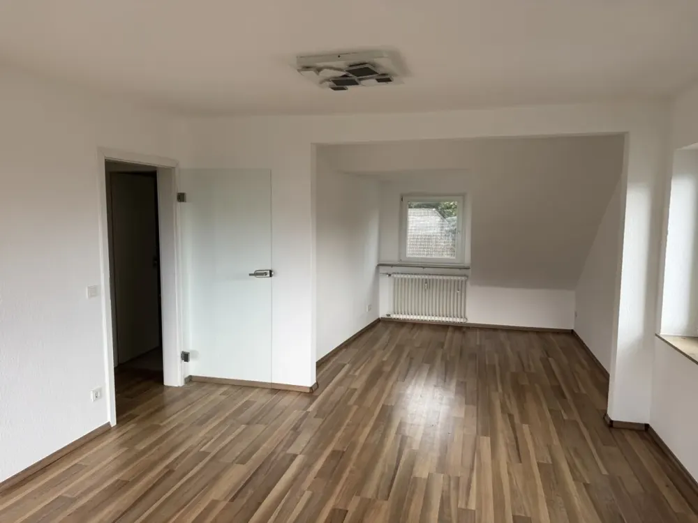 Bergisch Gladbach-Paffrath: 3-Zimmer-Dachgeschosswohnung mit Gartennutzung und Garage