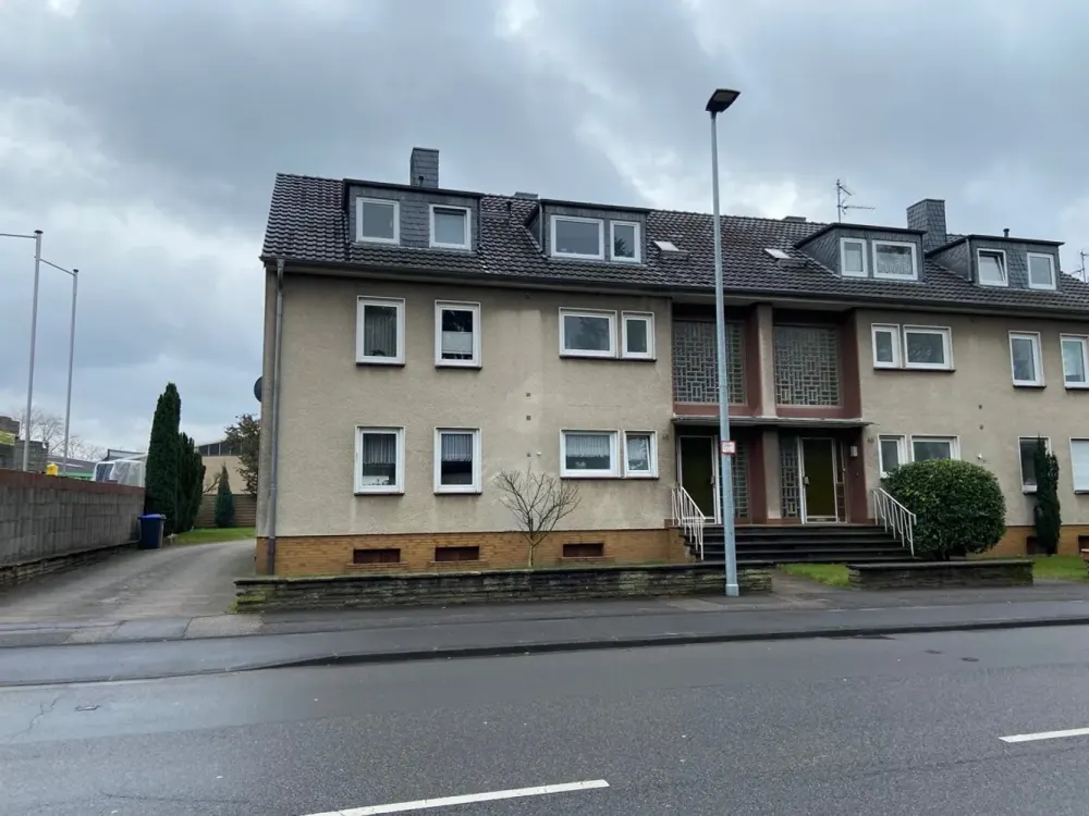 Bergisch Gladbach-Paffrath: 3-Zimmer-Dachgeschosswohnung mit Gartennutzung und Garage