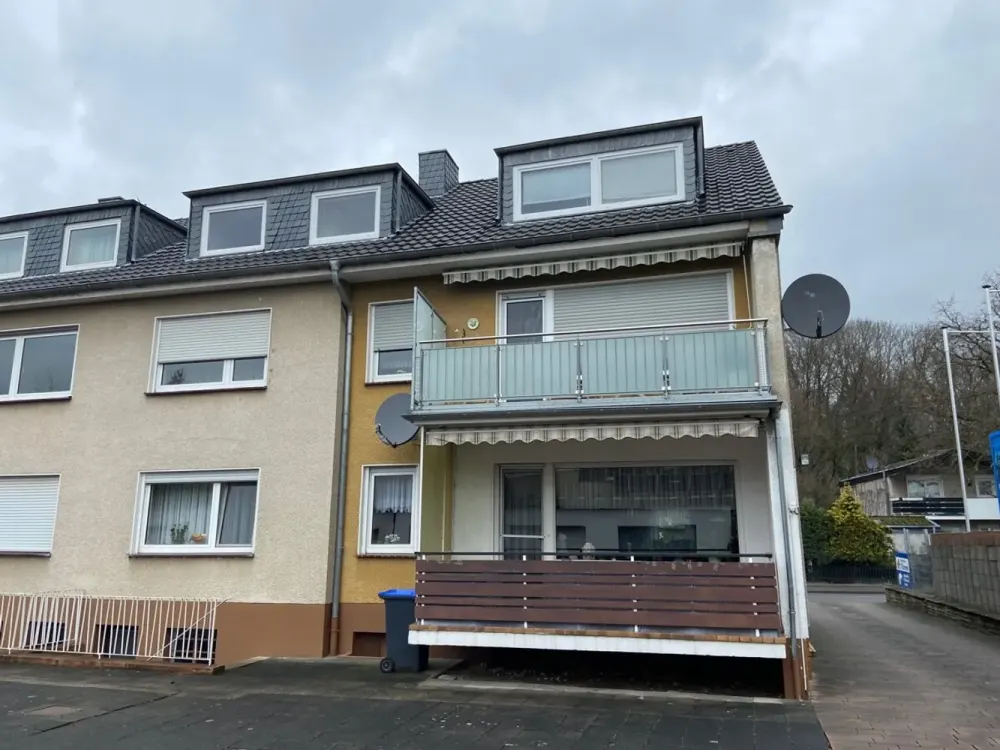 Bergisch Gladbach-Paffrath: 3-Zimmer-Dachgeschosswohnung mit Gartennutzung und Garage