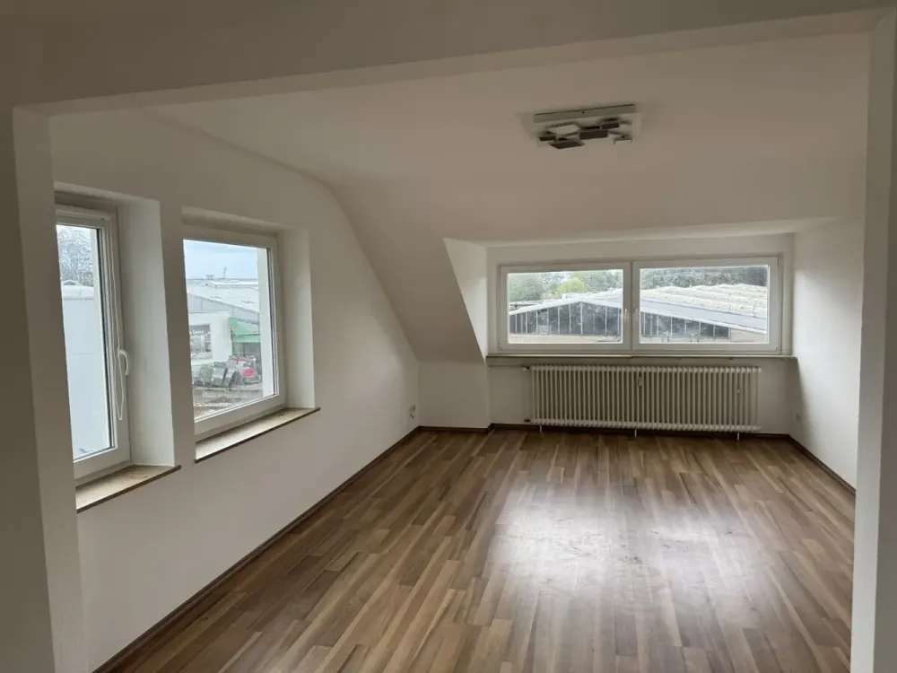 Bergisch Gladbach-Paffrath: 3-Zimmer-Dachgeschosswohnung mit Gartennutzung und Garage