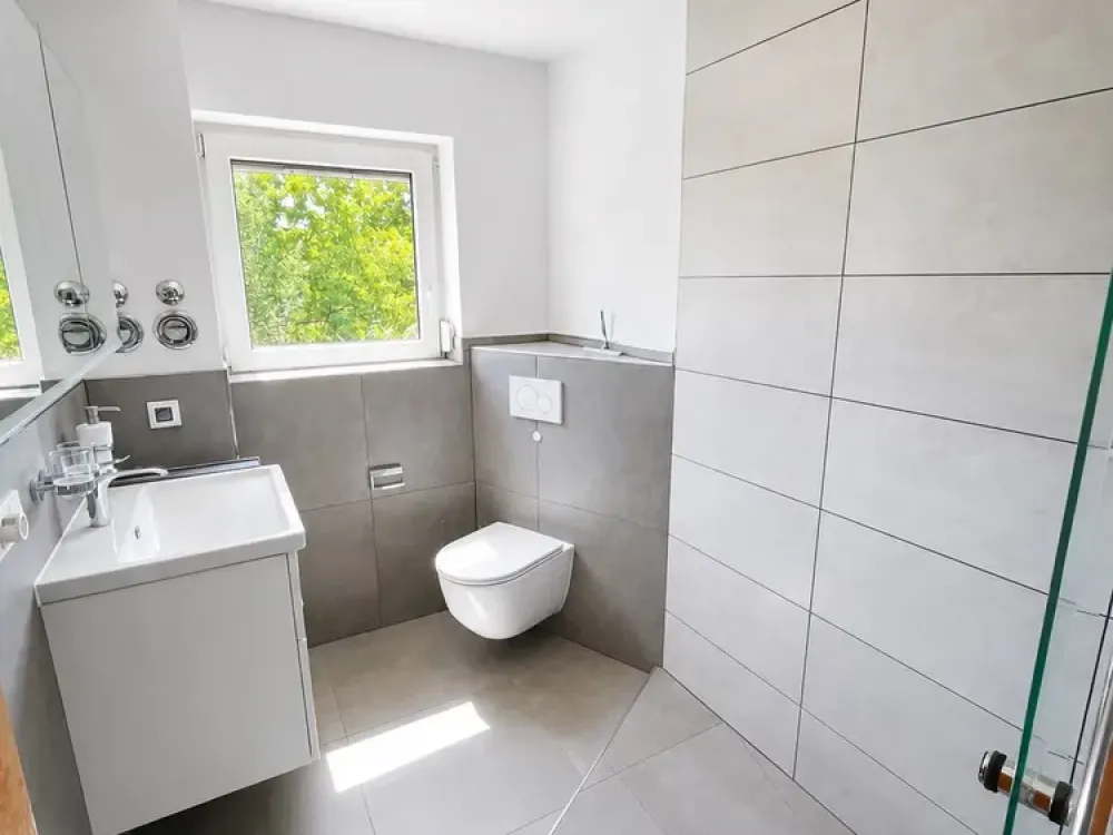 Großzügige 3-Zimmer-Wohnung mit neuem Bad, Balkon & Tiefgarage in Neu-Isenburg