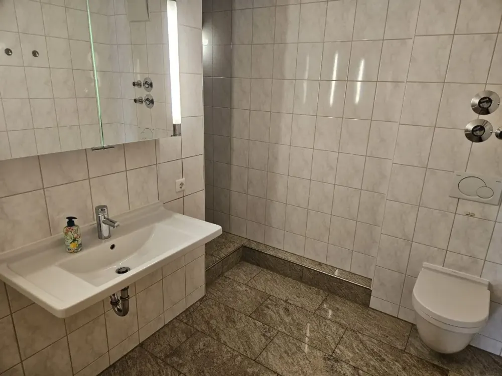 Exklusive 3-Raum-Wohnung mit geh. Innenausstattung mit Balkon und EBK, mit TG Stellplatz