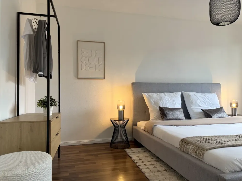 Beautiful 3-Room Apartment with Fitted Kitchen Near University for Rent