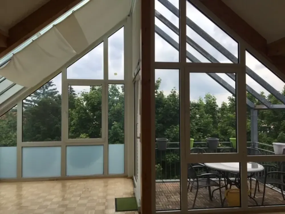 Helle, großzügige 2-Zimmer-DG-Wohnung mit Balkon in Neubiberg