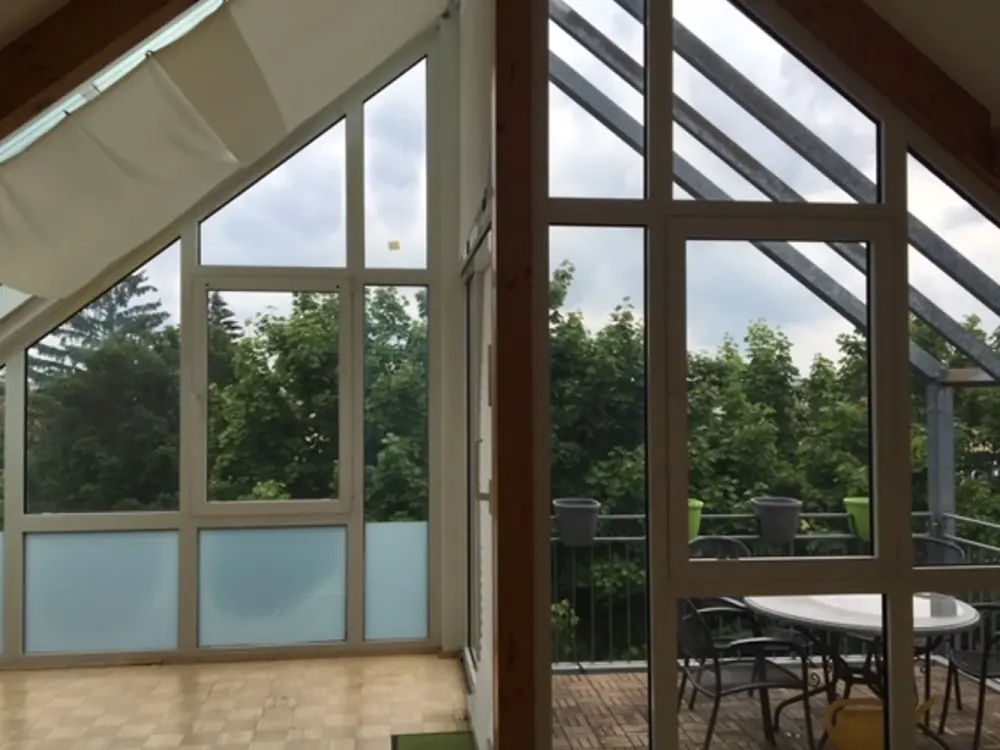 Helle, großzügige 2-Zimmer-DG-Wohnung mit Balkon in Neubiberg