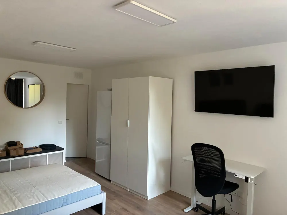 33sqm, fitted kitchen, balcony, parking space, renovated & fully furnished from 01.10.