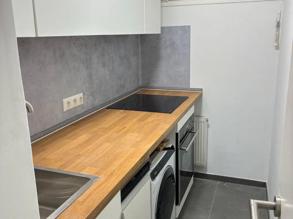 33sqm, fitted kitchen, balcony, parking space, renovated & fully furnished from 01.10.
