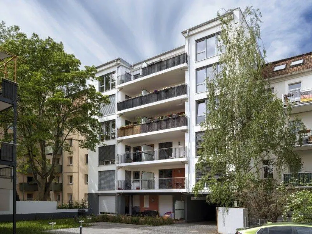 Hochwertiger Neubau mit Aufzug und Balkon !