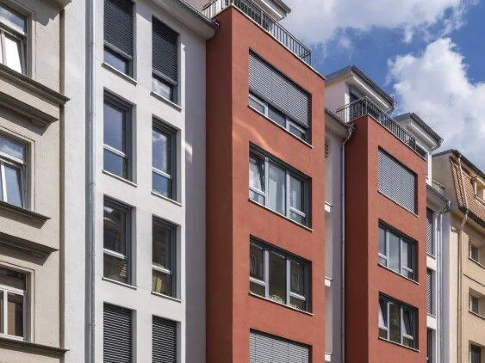 Hochwertiger Neubau mit Aufzug und Balkon !