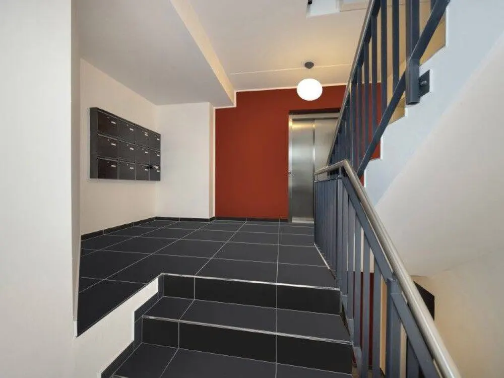Hochwertiger Neubau mit Aufzug und Balkon !
