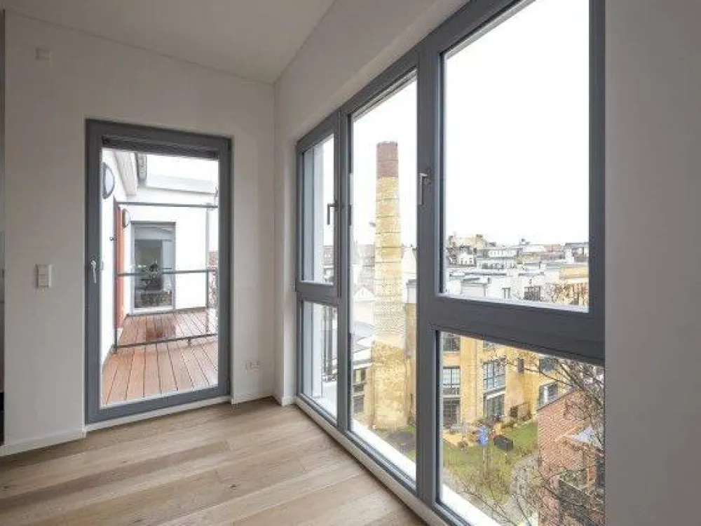 Hochwertiger Neubau mit Aufzug und Balkon !