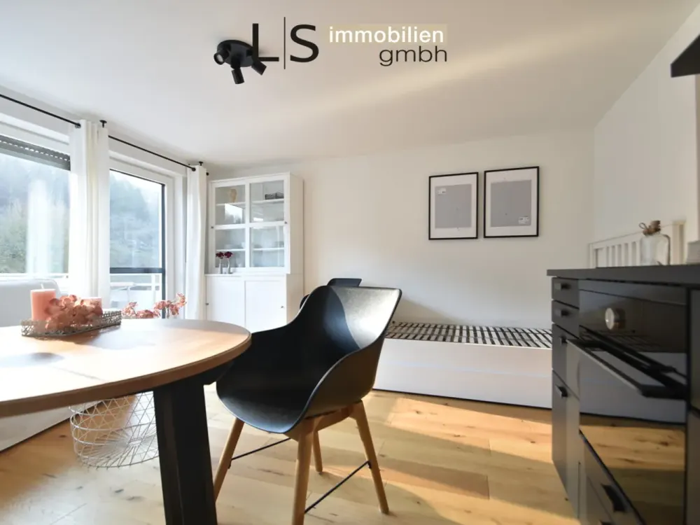 *Exklusives Apartment - vollständig möbliert, mit Balkon & Stellplatz!*