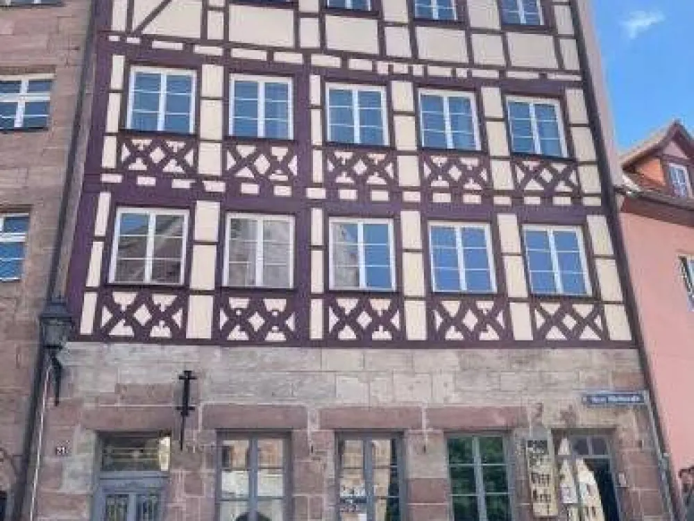 Traumhafte Dachgeschoss-Altbauwohnung über 2 Etagen in einem der 10 ältesten, denkmalgeschützten Fachwerkhäusern Nürnbergs mit Blick auf die Burg.