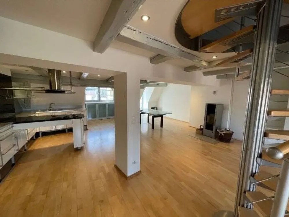 Traumhafte Dachgeschoss-Altbauwohnung über 2 Etagen in einem der 10 ältesten, denkmalgeschützten Fachwerkhäusern Nürnbergs mit Blick auf die Burg.