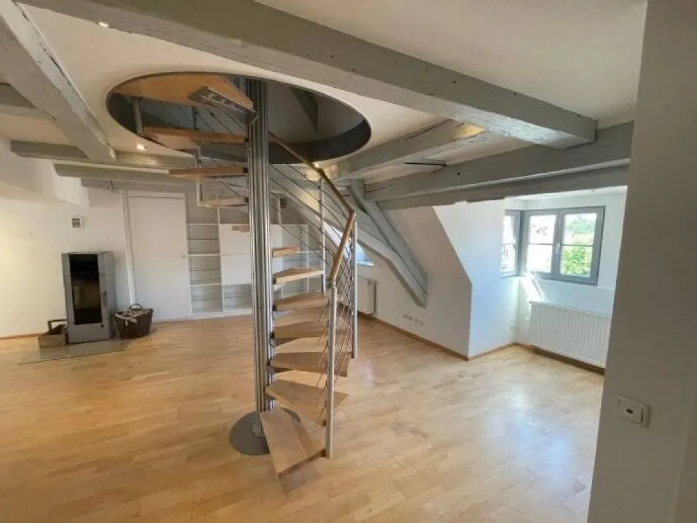 Traumhafte Dachgeschoss-Altbauwohnung über 2 Etagen in einem der 10 ältesten, denkmalgeschützten Fachwerkhäusern Nürnbergs mit Blick auf die Burg.
