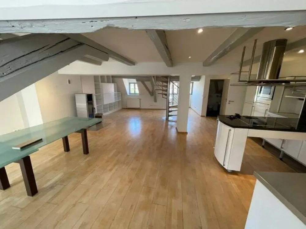 Traumhafte Dachgeschoss-Altbauwohnung über 2 Etagen in einem der 10 ältesten, denkmalgeschützten Fachwerkhäusern Nürnbergs mit Blick auf die Burg.