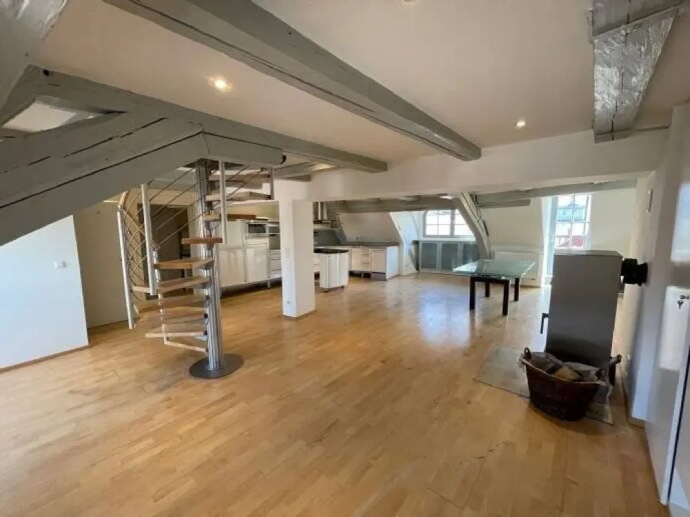 Traumhafte Dachgeschoss-Altbauwohnung über 2 Etagen in einem der 10 ältesten, denkmalgeschützten Fachwerkhäusern Nürnbergs mit Blick auf die Burg.