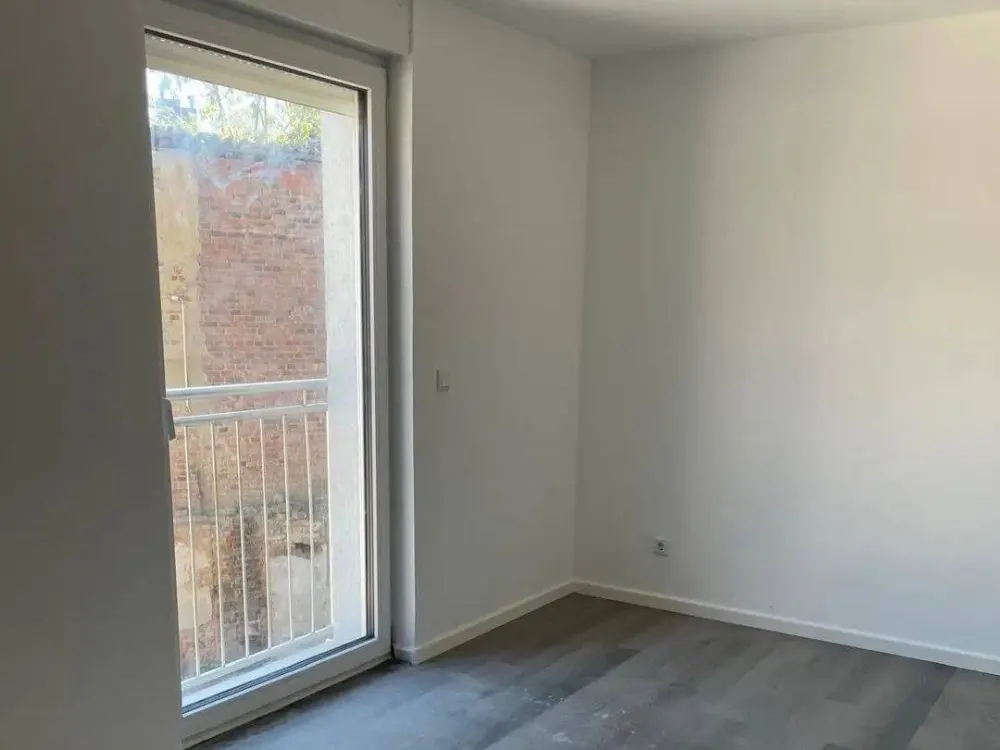 Student Apartment with One Room, Pantry Kitchen and Bathroom for Rent!