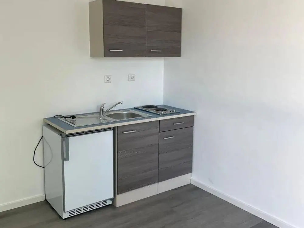 Student Apartment with One Room, Pantry Kitchen and Bathroom for Rent!
