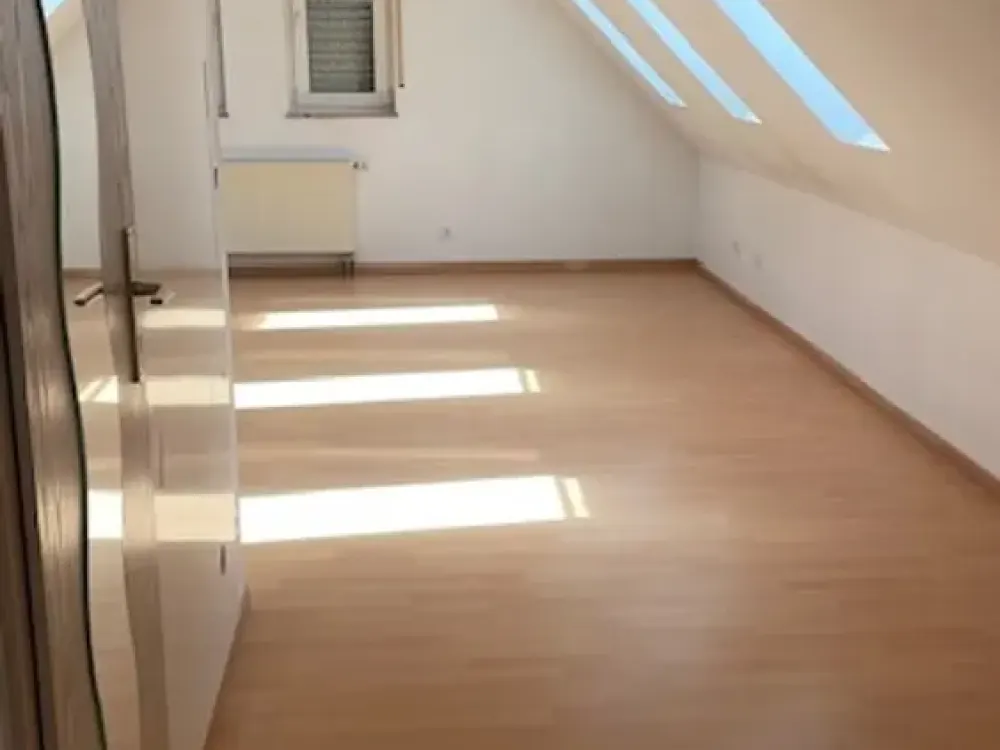Helle Dachgeschosswohnung mit großzügigem Abstellraum im 2. Obergeschoss (DG)