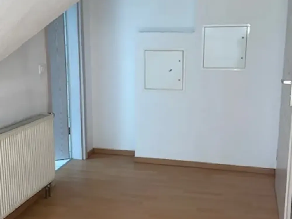 Helle Dachgeschosswohnung mit großzügigem Abstellraum im 2. Obergeschoss (DG)
