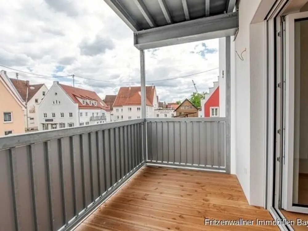 Bright 4.5-Room Apartment with Balcony & Elevator