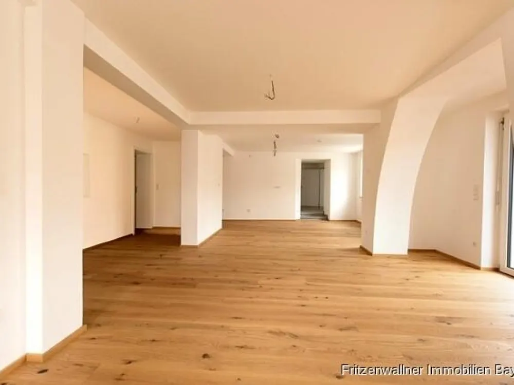 Bright 4.5-Room Apartment with Balcony & Elevator