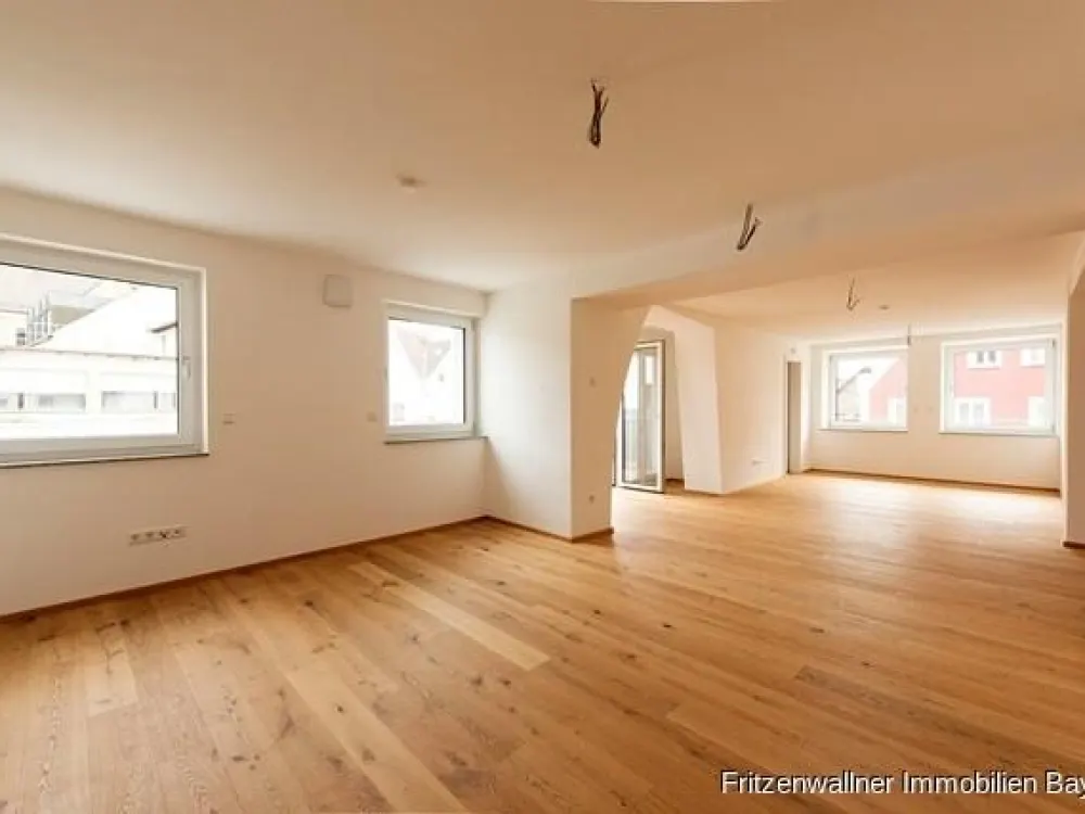 Bright 4.5-Room Apartment with Balcony & Elevator