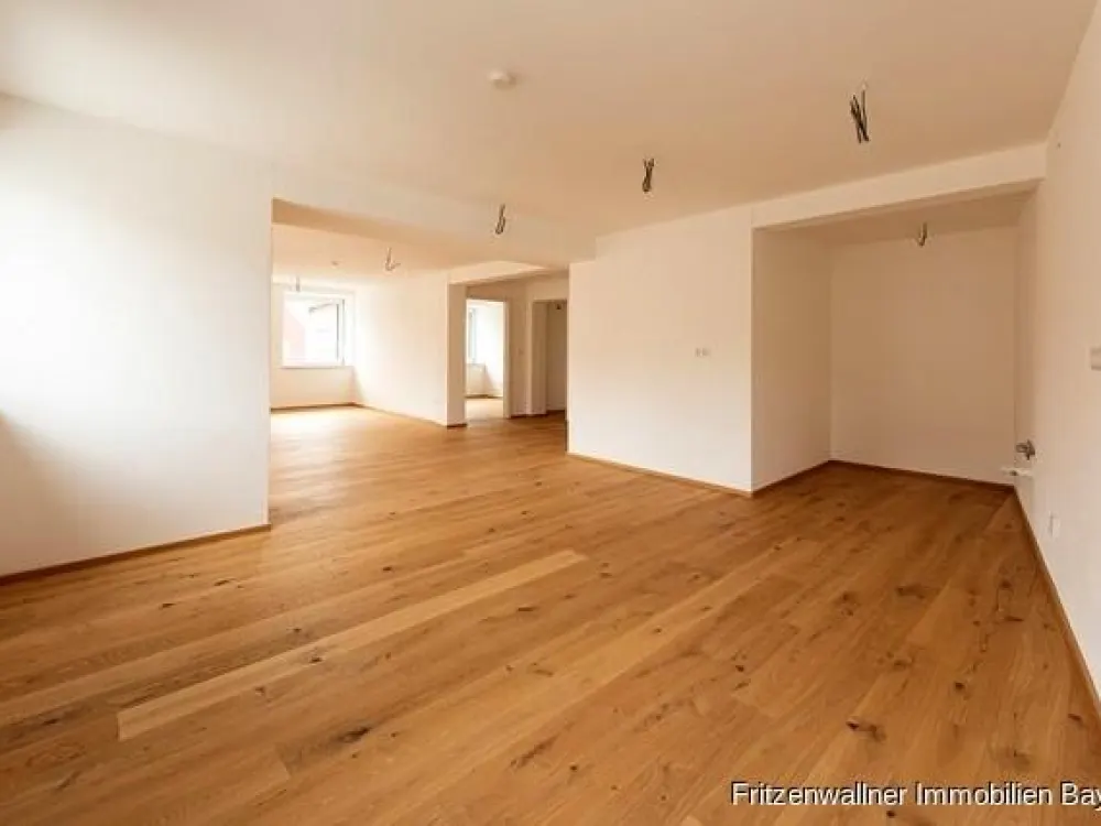 Bright 4.5-Room Apartment with Balcony & Elevator
