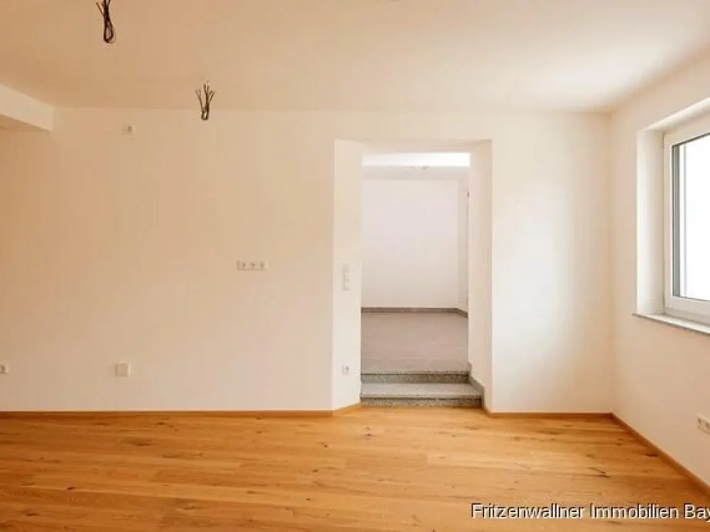 Bright 4.5-Room Apartment with Balcony & Elevator