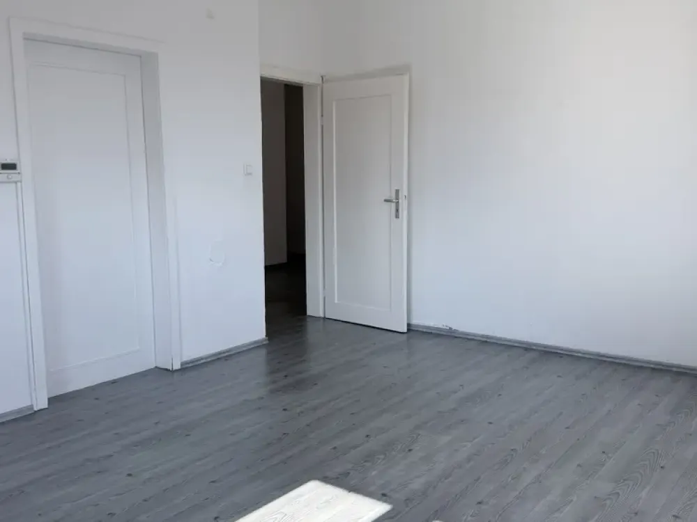 Altbaucharm, 3 Zimmer, inkl. EBK. auch als WG geeignet
