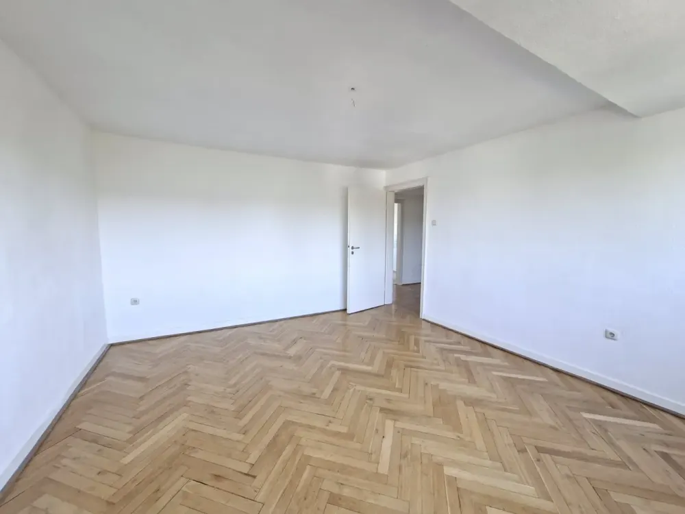 Schöne 3-Zimmer Dachgeschoss-Wohnung mit Parkettboden in Düsseltal