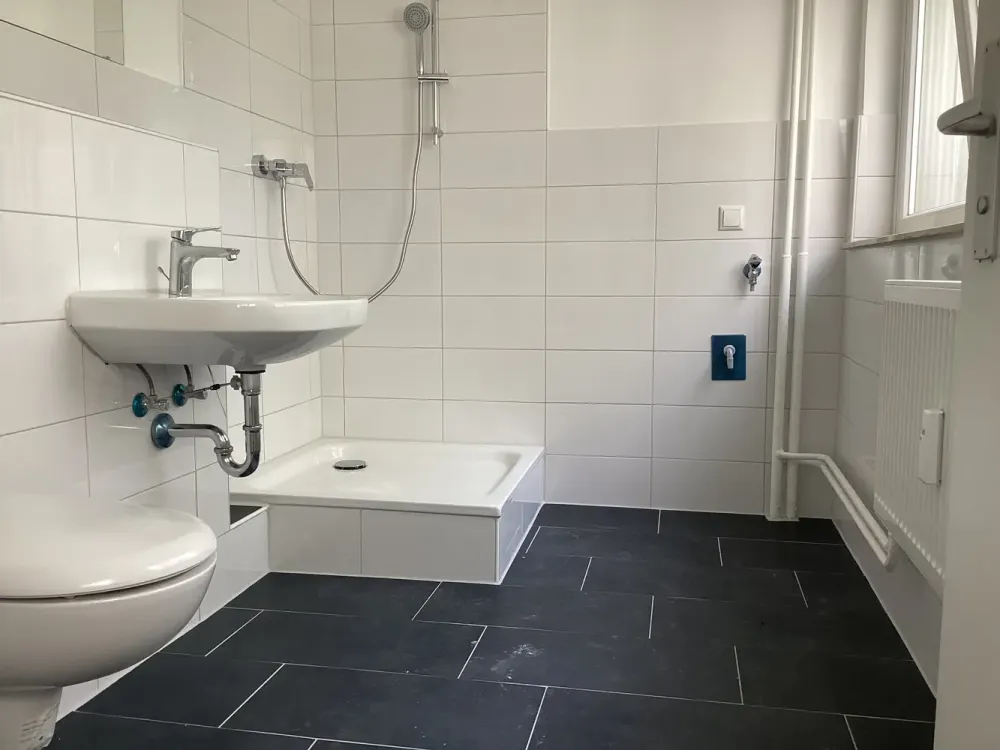 City-Lage, Renovierte 1-Zimmer-Wohnung mit Balkon, ca. 40 m², ab sofort verfügbar
