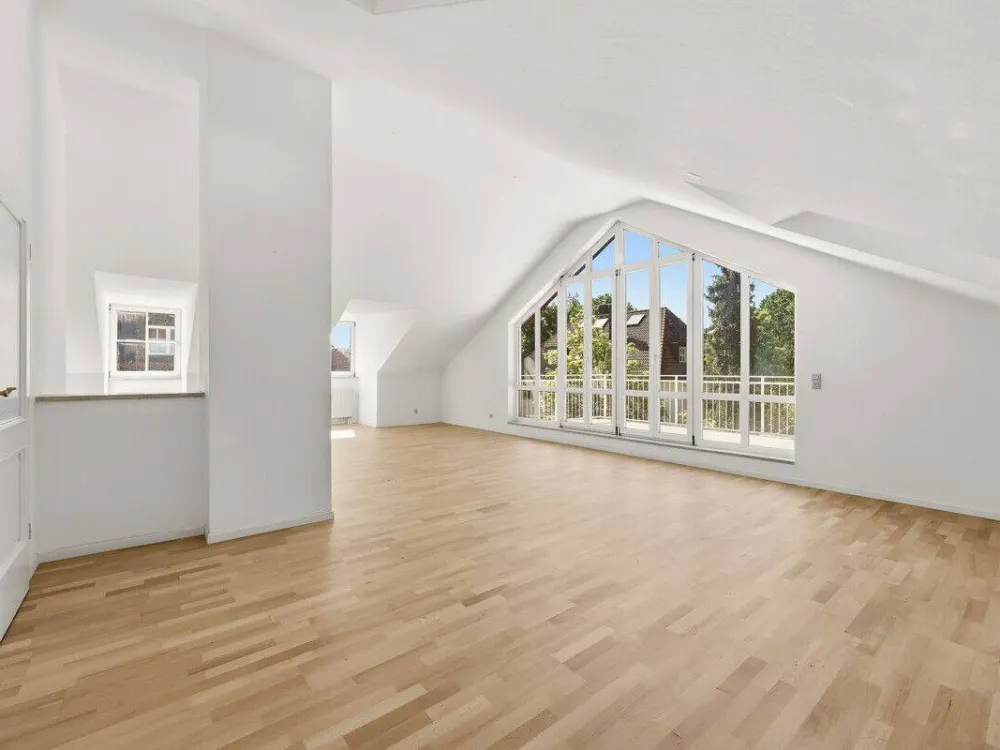 Lichtdurchflutete Dachgeschosswohnung in ruhiger Lage mit großer Fensterfront & Dachterrasse