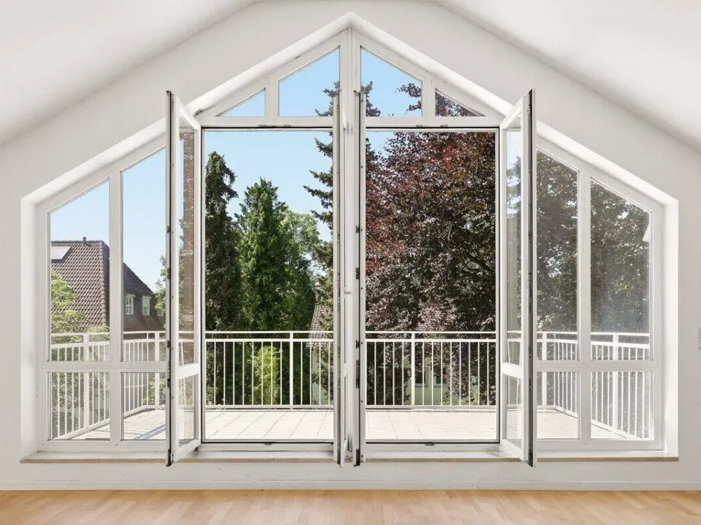Lichtdurchflutete Dachgeschosswohnung in ruhiger Lage mit großer Fensterfront & Dachterrasse